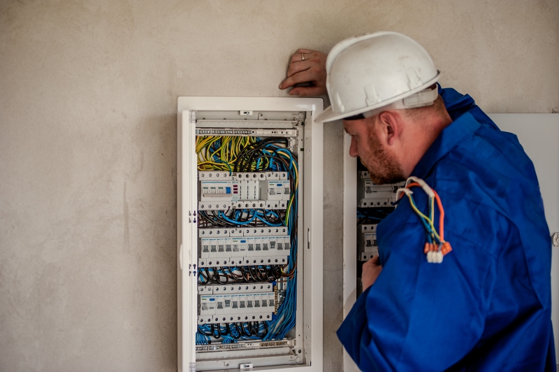 electricite-ASPREMONT-min_electrician-2755683